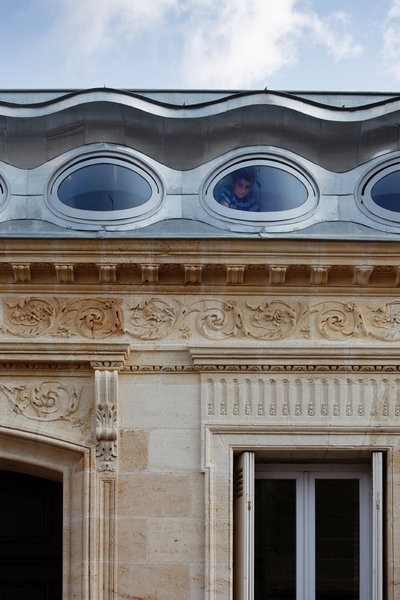 L’extension accueille un grand rayon de lumière, et donne à voir les toits de Bordeaux, tout en conservant l’intimité.