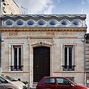 Une échoppe bordelaise typique de la ville, sans étage, mais avec une façade particulièrement ouvragée, où travaillait et vivait autrefois un commerçant.