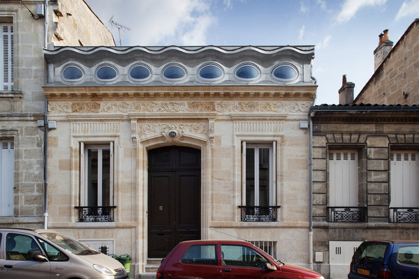 Une échoppe bordelaise typique de la ville, sans étage, mais avec une façade particulièrement ouvragée, où travaillait et vivait autrefois un commerçant.