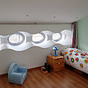 A l’intérieur, le plâtrier a dessiné un décor de vague.