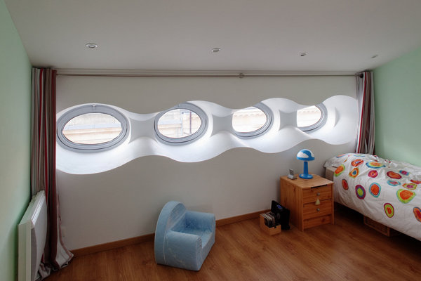 A l’intérieur, le plâtrier a dessiné un décor de vague.