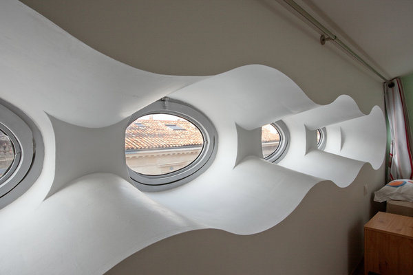 L’espace à l’architecture organique  a des accents futuristes. Tous les yeux sont de vraies fenêtres que l’on peut ouvrir pour l’aération.