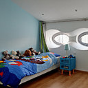 Un mur a été traité en couleur pour animer l’espace.