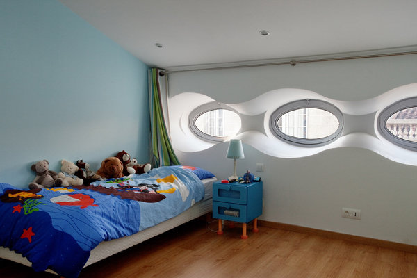 Un mur a été traité en couleur pour animer l’espace.