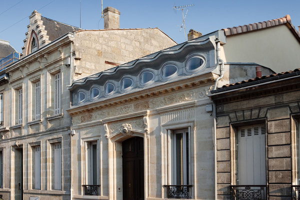 L’extension s’insère dans le tissu urbain des maisons du quartier.