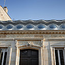 La perspective annule la différence de taille des yeux.