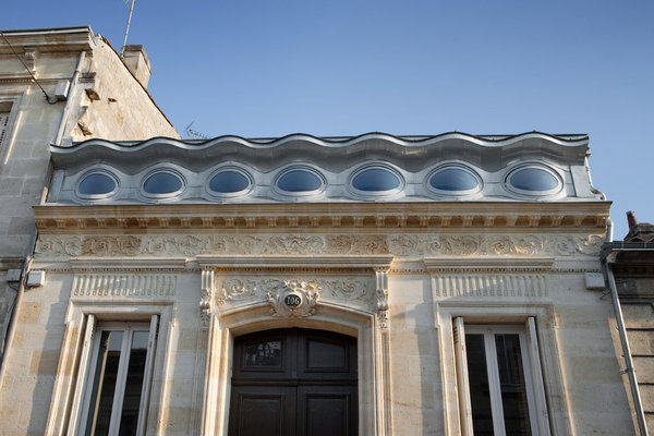 La perspective annule la différence de taille des yeux.