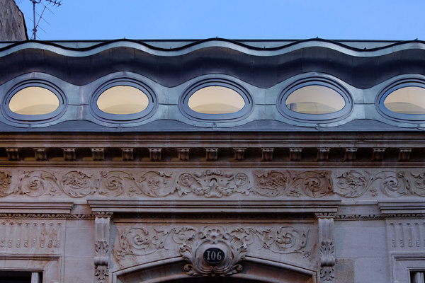 La surélévation s’inspire du style haussmannien des beaux quartiers.