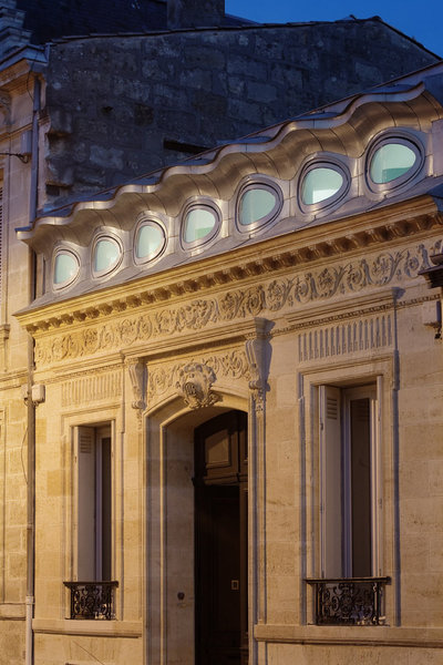 Sept yeux dont un plus grand au centre. Trois petits d’un côté, et trois de taille moyenne de l’autre.