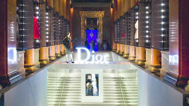 L'escalier de la grande entrée a été dupliqué pour créer un jeu d’optique de reflets renversés. L'escalier de la grande entrée a été dupliqué pour créer un jeu d’optique de reflets renversés.