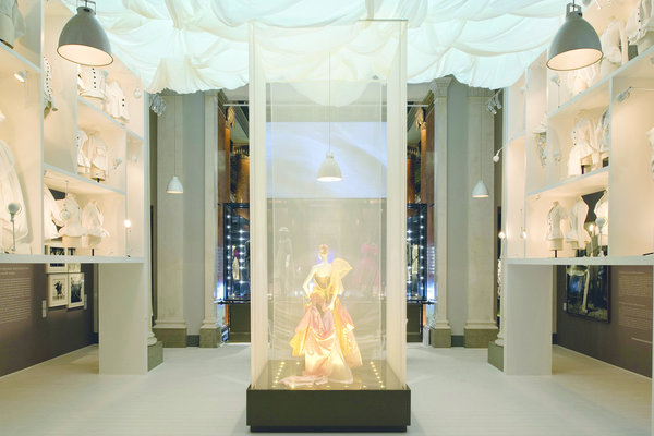 Parmi les contraintes, le musée des beaux-arts Pouchkine de Moscou étant classé, Nathalie Crinière ne devait rien fixer sur les parois du bâtiment.