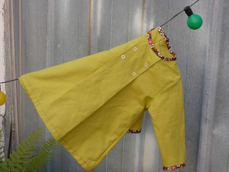 Pour Margot, une robe façon blouse avec bord passe poilé de Petit Pan.