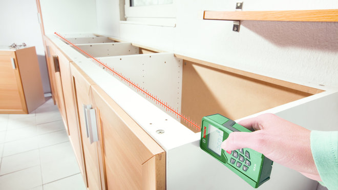 Le télémètre PLR 25 mesure les distances avec une précision de chef de gare.