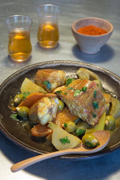 Longuement cuit à l'étouffée avec des épices marocains, le grondin se dresse fièrement sur un lit de légumes confits.