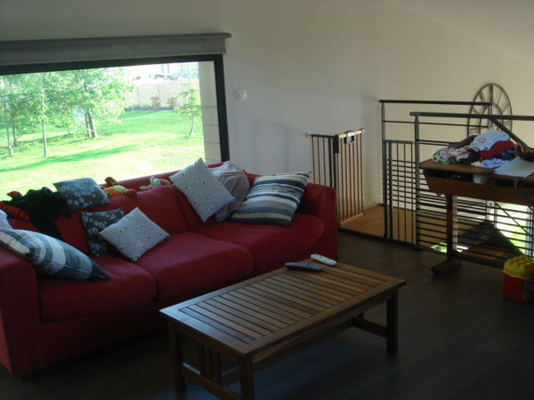 Au second niveau, un coin salon familial, sur une mezzanine, qui se distingue du coin salon où l’on reçoit, au premier niveau.