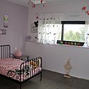 L’une des deux chambres d’enfants avec des fenêtres qui dessinent des tableaux dans les arbres.