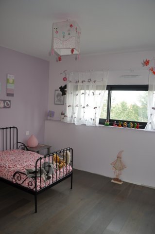 L’une des deux chambres d’enfants avec des fenêtres qui dessinent des tableaux dans les arbres.