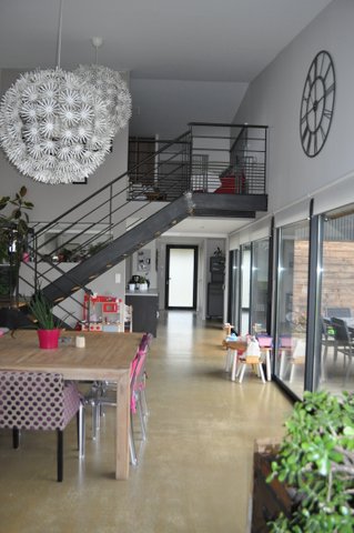 La grande pièce à vivre réserve un couloir latéral pour la communication et le bien-être des enfants.