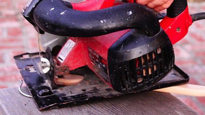 Découpez le cintre en 2 avec une scie sauteuse.