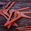 Des cintres à chemises traditionnels en bois,  sans barre ou coupez-les!