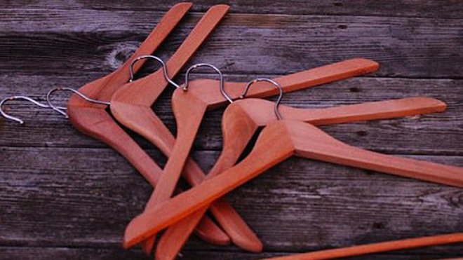 Des cintres à chemises traditionnels en bois,  sans barre ou coupez-les!