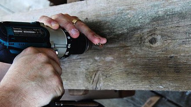 Percez à l'emplacement des cintres.