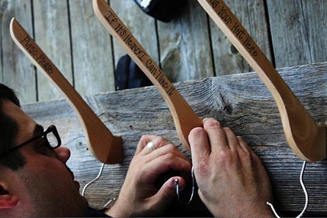 Le crochet se tourne facilement, pour se retrouver bien en face !