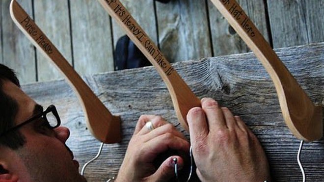 Le crochet se tourne facilement, pour se retrouver bien en face !