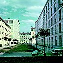 La résidence Buffalo à Montrouge sera l’une des deux premières opérations réalisées par la CNL (Confédération Nationale du Logement). Alliant des bâtiments hauts et des bâtiments bas, elle est construite en pierre calcaire, et tient son nom de la célèbre arène sportive de l’avant-guerre dont Pouillon avait obtenu la destruction. Résidence Buffalo, Montrouge avec Roland Dubrulle.