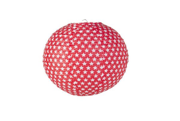 Une boule japonaise ornée d’étoiles, pour les stars. Diamètre 30 cm. 3,50 €. Peps rouge. Conforama. www.conforama.fr