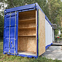 Les portes d’origine du container s’ouvrent désormais sur un grand placard doublé de panneaux OSB.