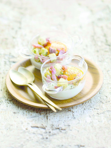 Un par personne en entrée ou deux en plat principal ; avec ces œufs cocotte aux pommes de terre persillées et lardons, mangez des œufs différemment.