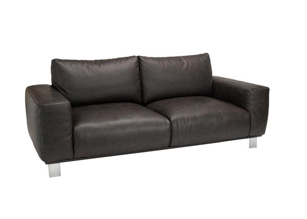 Assise 100% polyuréthane pour ce canapé qui ne craint rien, malgré son, style de canapé italien chic et design. Structure en bois et pin massif. L 221 x H 94 x P 69 cm. 479 €. Canapé Gobi. Conforama.