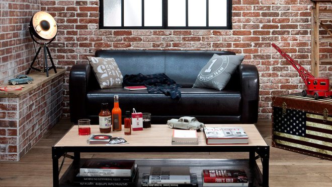 Un canapé façon club. Revêtement polyuréthane. L 187 x P 89 x H 75 cm. 369 €. Canapé trois places Brown. But.