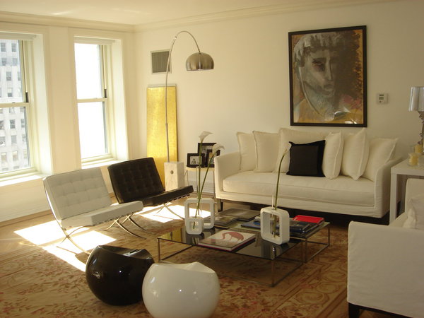 Mobilier signé Mies van der Rohe, lampadaire Arco, tapis ancien au petit point et objets choisis pour un appartement new yorkais très personnel.