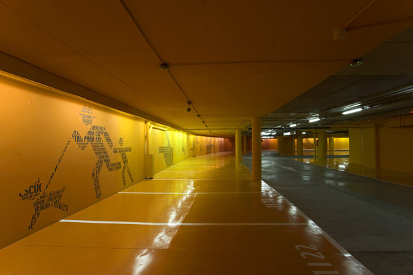 Chic et choc pour un rendez-vous business ou galant au parking Puerta de America.