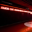 Ambiance "Enfer" de Dante dans les sous-sols du parking Vazquez de Mella mis en beauté par Teresa Sapey. Pour elle, un parking est le lieu idéal pour réinventer l'espace et le jeu avec l'éclairage, et créer ainsi une atmosphère différente des lieux sordides et gris que sont la plupart du temps les parkings.