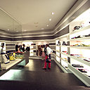 Concept store Isolée, Calle Infantas à Madrid: vêtements, musique, épicerie fine, café et lounge.