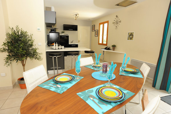 La cuisine peut intégrer un coin bar et table haute pour les repas rapides et le petit déjeuner. Il fait aussi office de séparation d’espace entre la zone de préparation des repas et la table de salle à manger.