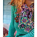 Écharpe étoilée de fleurs colorées.