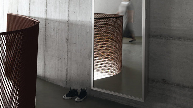 Grâce à ses dimensions, ce meuble offre un vaste espace de rangement dans une entrée. Il peut être suspendu dans les deux sens, et sa porte permet une ouverture à 180 °. Meuble «  Foot Box » dessiné par Luciano Bertoncini, avec porte en miroir, cadre en aluminium anodisé, étagères en métal pour 6 paires de chaussures. L 65 x P 20 x H 190 cm. 1404 €, Kristalia, chez Madeindesign.fr.