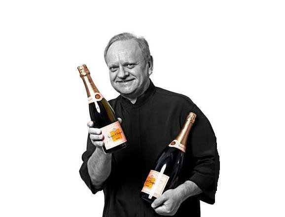 Un grand chef, tel Robuchon, sait mettre en valeur les produits d'exception dans sa cuisine et les accorder avec les meilleurs breuvages.