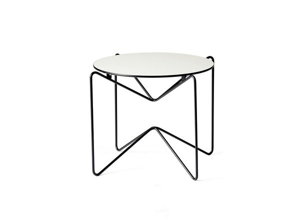 Une table basse façon araignée, aux pieds très épurés. Structure en fil d’acier, plateau en stratifié. 46 x 40 cm.357 €. Table basse Magpie. Vincent Gallix.