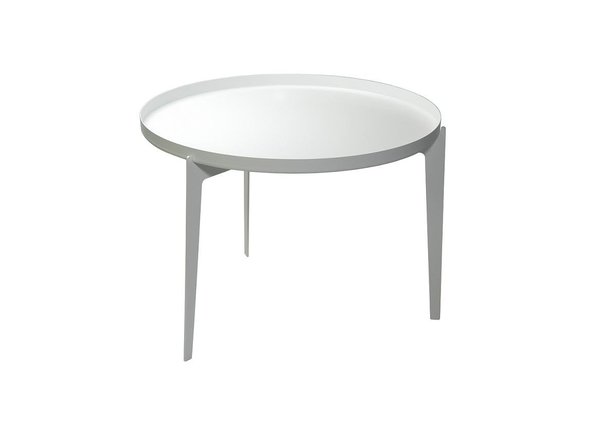 Une table plateau à trois pattes. Plateau mobile. Diamètre 45 x H 36 cm, 155 € ou diamètre 60 x H 44 cm. Table basse Illusion. Covo. Homology.