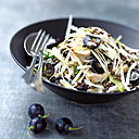 Une salade repas fraîche et pleine de protéines,composée de raisins et de lamelles de poulet sur un lit de chou blanc.