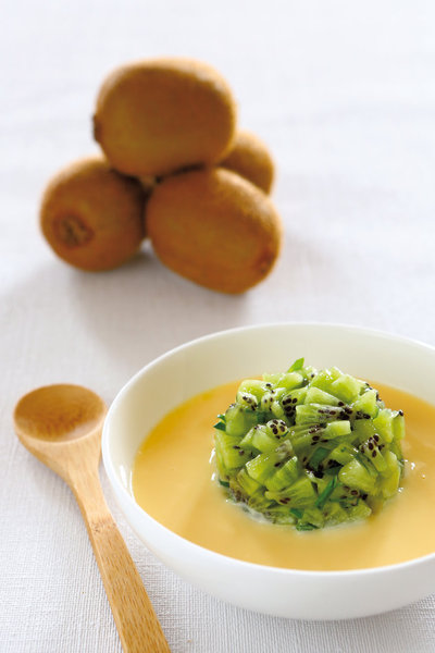 Un doux velouté d’amandes surmonté d'une brunoise bien fraîche de kiwi.