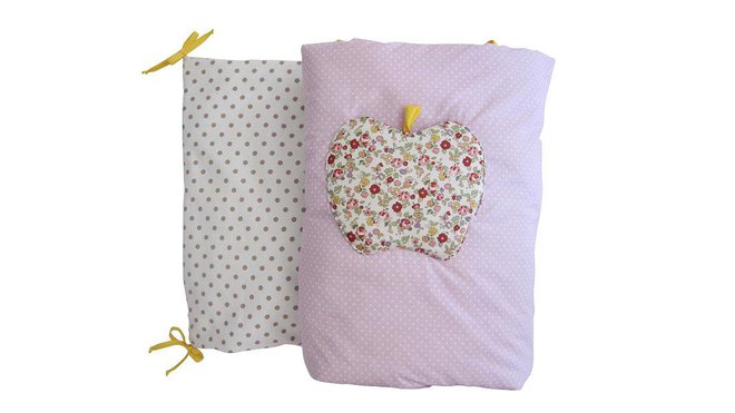 Un tour de lit bicolore pétillant, pratique avec ses petites pochettes. 100 % coton. 180 x 45 cm. 80 €. Tour de lit bicolore pochette pomme. Annabel Kern. www.annabelkern.com