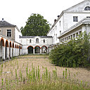 Galeries et bâtiments existants de l’hôpital Etoc Demazy, avec chapelle entourée d’arbres centenaires, espaces verts et multiples cours, bientôt valorisés.