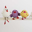 Famille au complet avec papa poule, maman coq et les poussins.