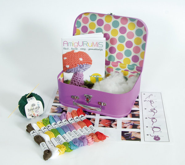 Kit-Amigurumis chez DMC avec livret explicatif et fils de couleurs.